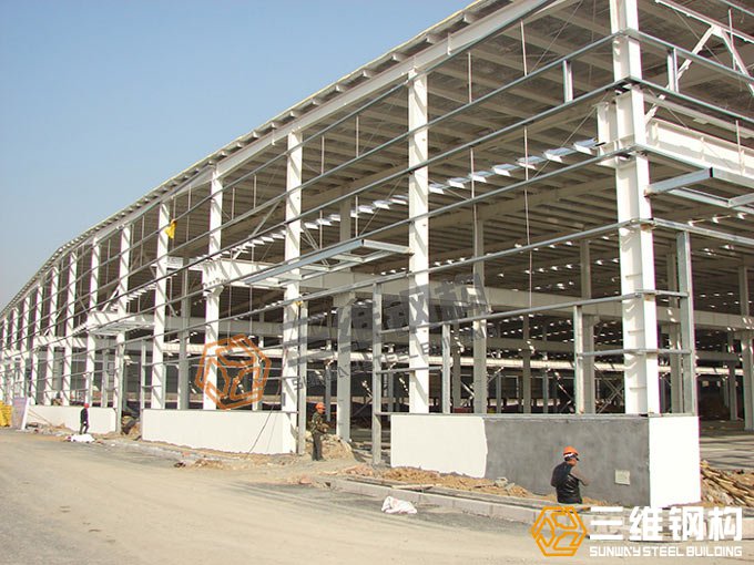 山东凯发k8一触即发钢结构公司建造的齐鲁工程轻钢结构厂房效果图