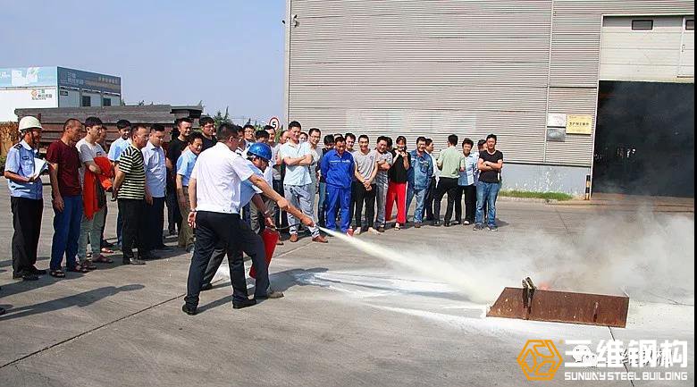 凯发k8一触即发钢结构公司使用灭火器灭火演习